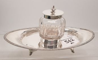 Hallmarked Sterling silver desktop ink stand, weight of stand only 136.8g.