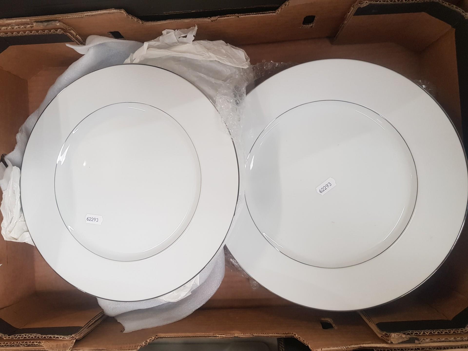 Eight Harrods platinum dinner plates, diameter 30cm