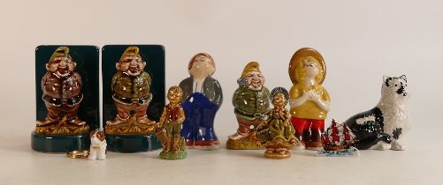 A good collection of Wade figures to include Gnome bookends with another single Gnome figure,