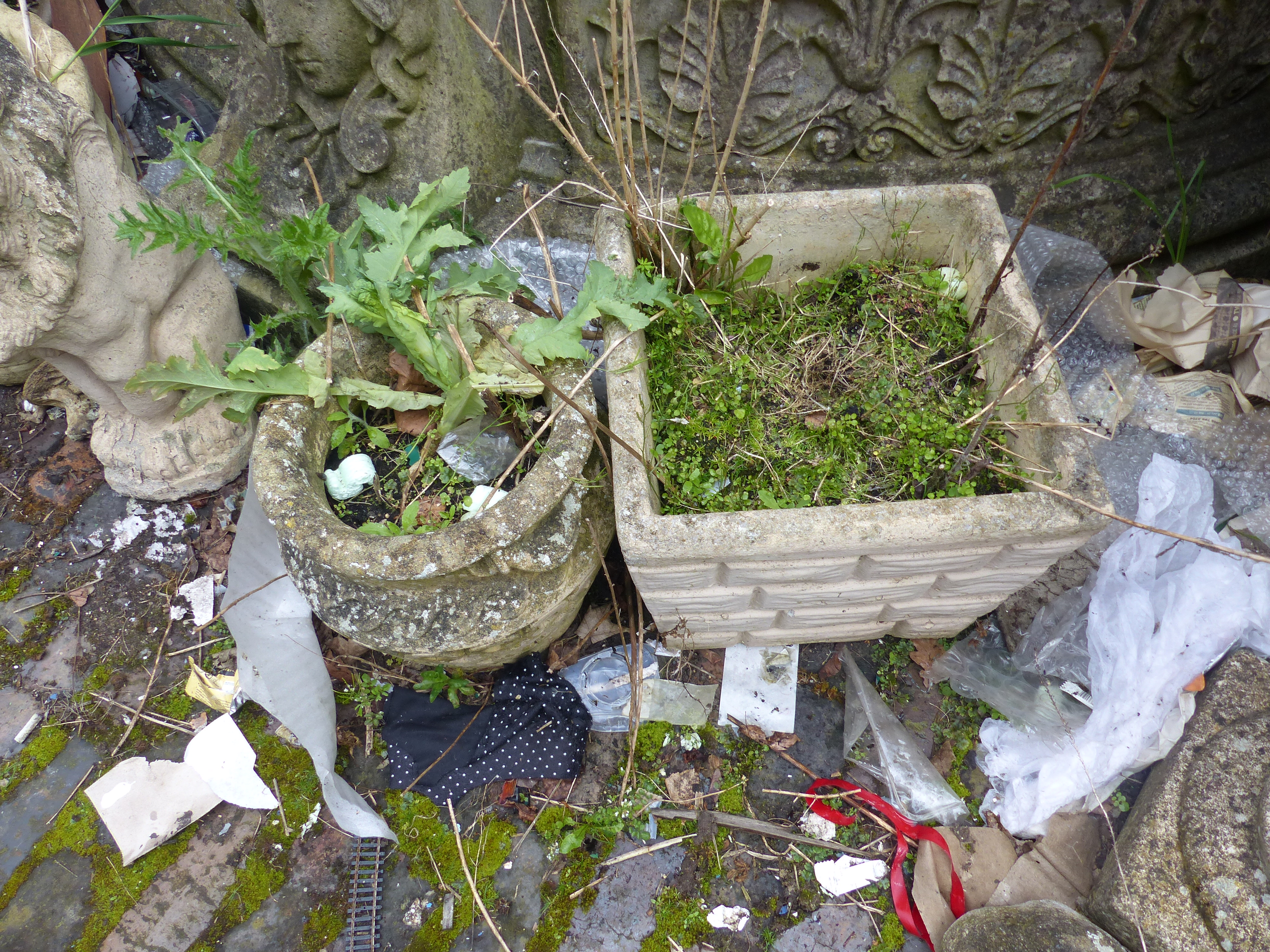 A collection of 5 different shaped outdoor garden stone planters - Image 3 of 3