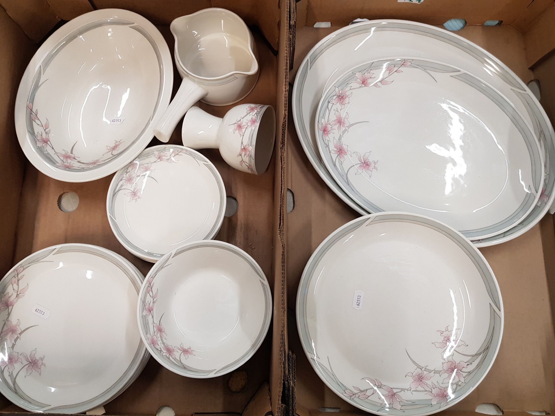 Royal Doulton Fresh Flowers 'Mayfair' pattern dinner ware items to include 6 salad plates, 6 side