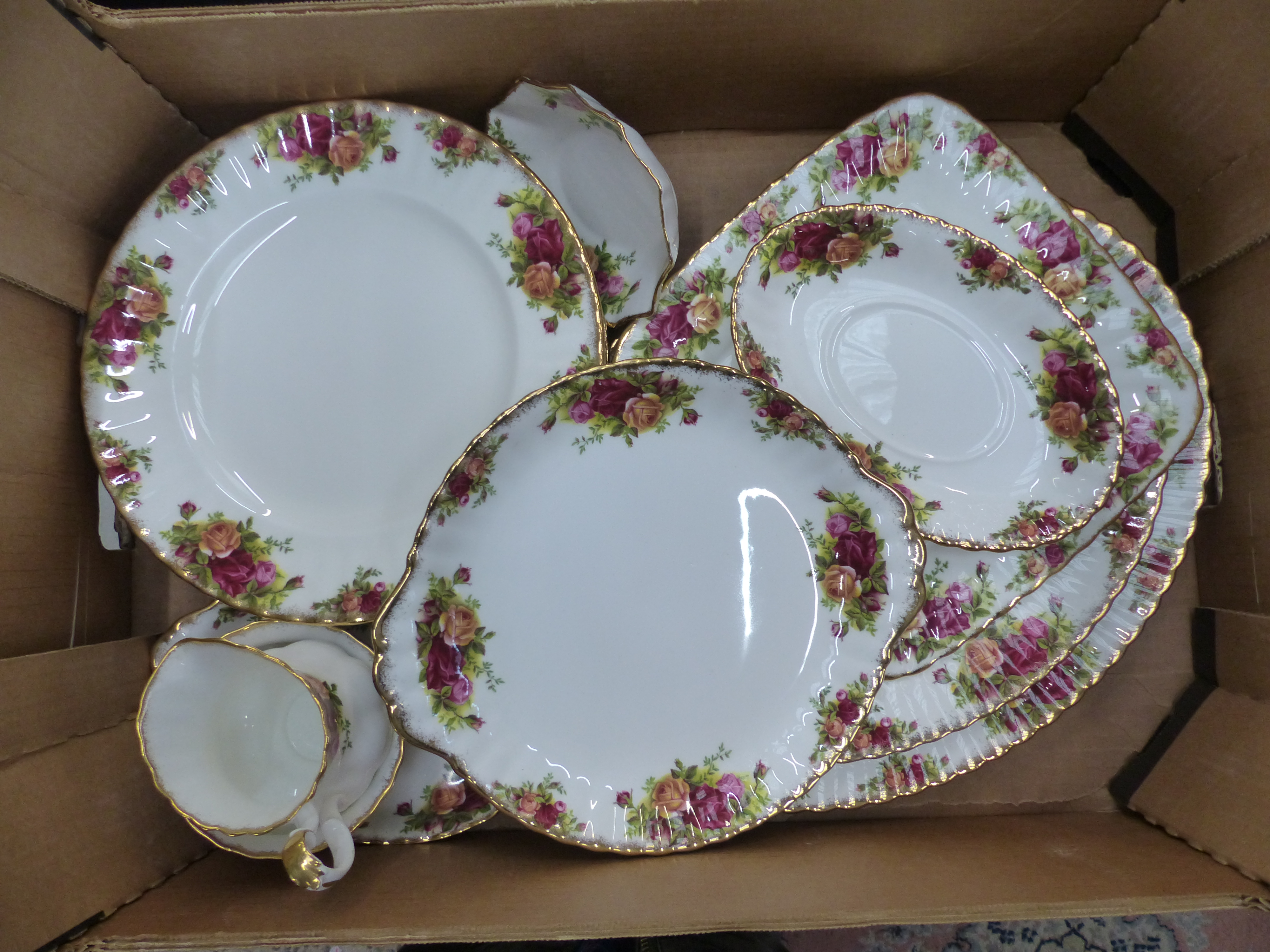 Royal Albert old country roses items to include 6 dinner plates, 2 oval platters, cake plate, milk