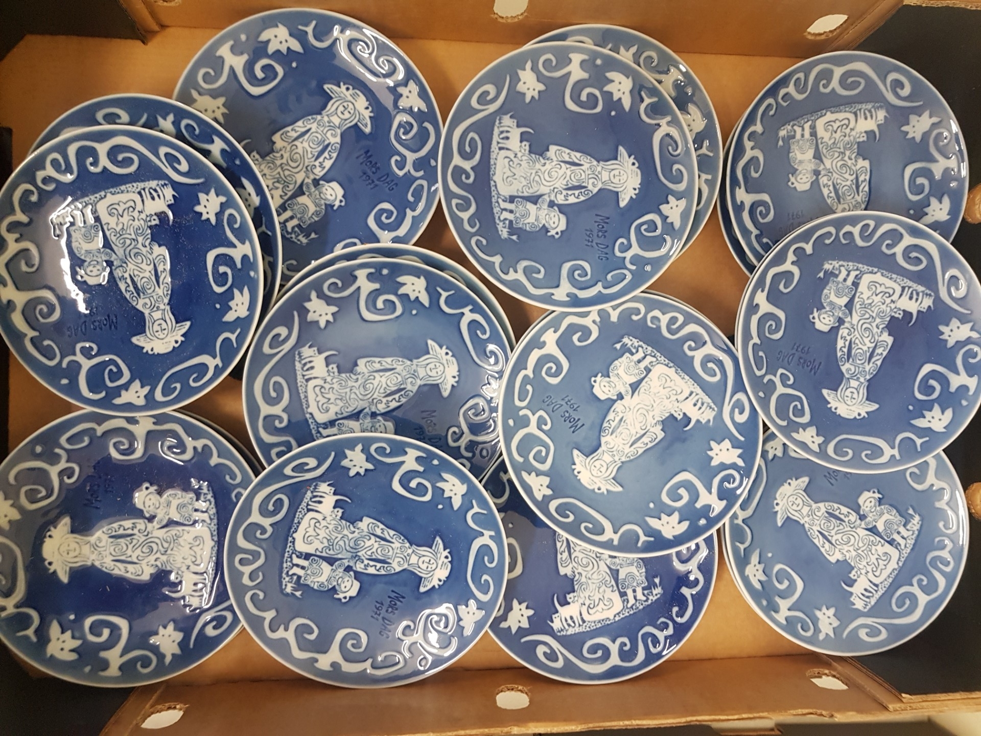 A collection of 22 Royal Copenhagen 'Mothers Day' plates (22).