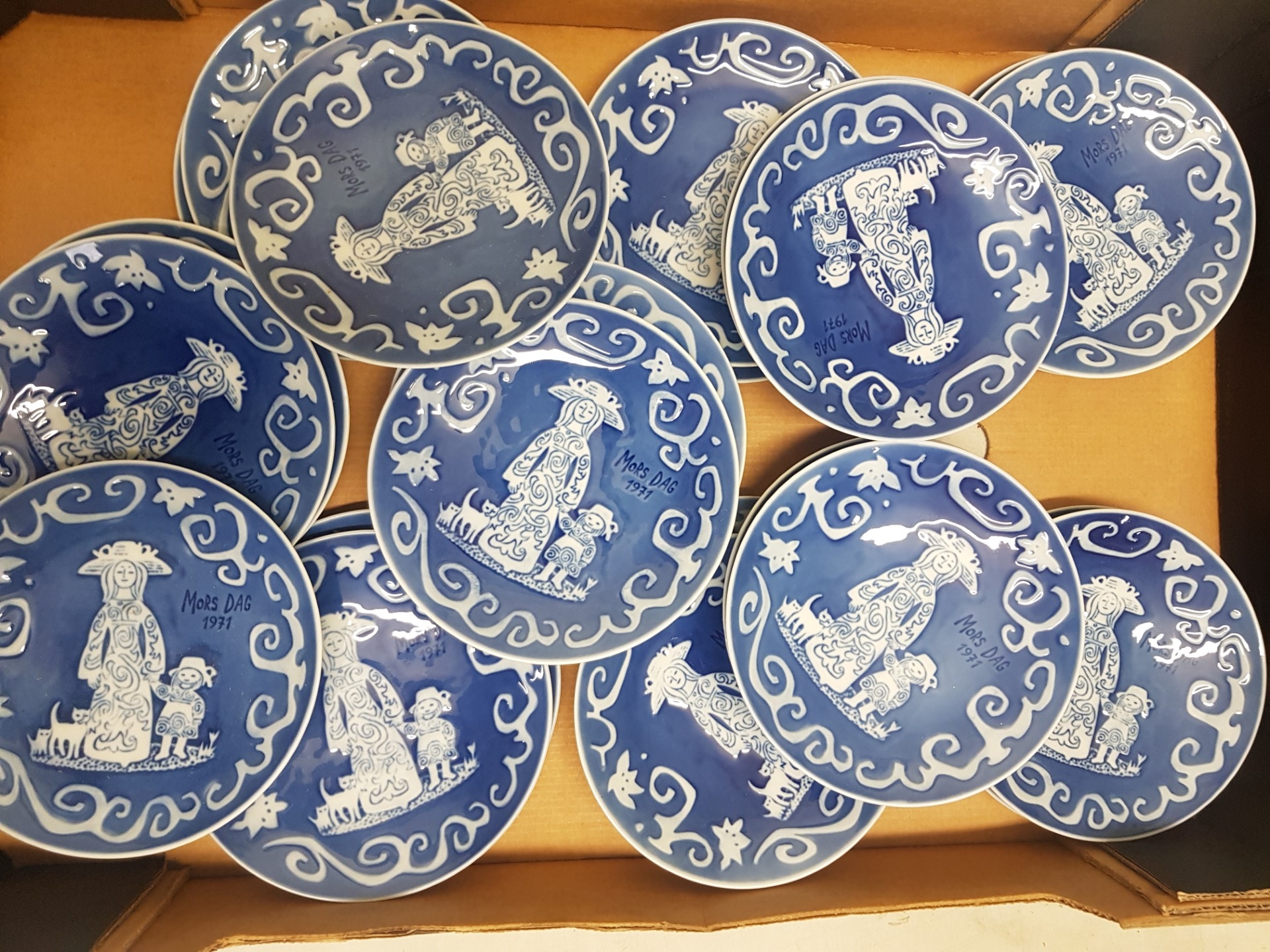 A collection of 22 Royal Copenhagen 'Mothers Day' plates (22).