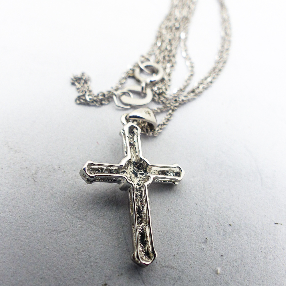 9ct white gold cross and chain, 1.7g. - Image 2 of 3