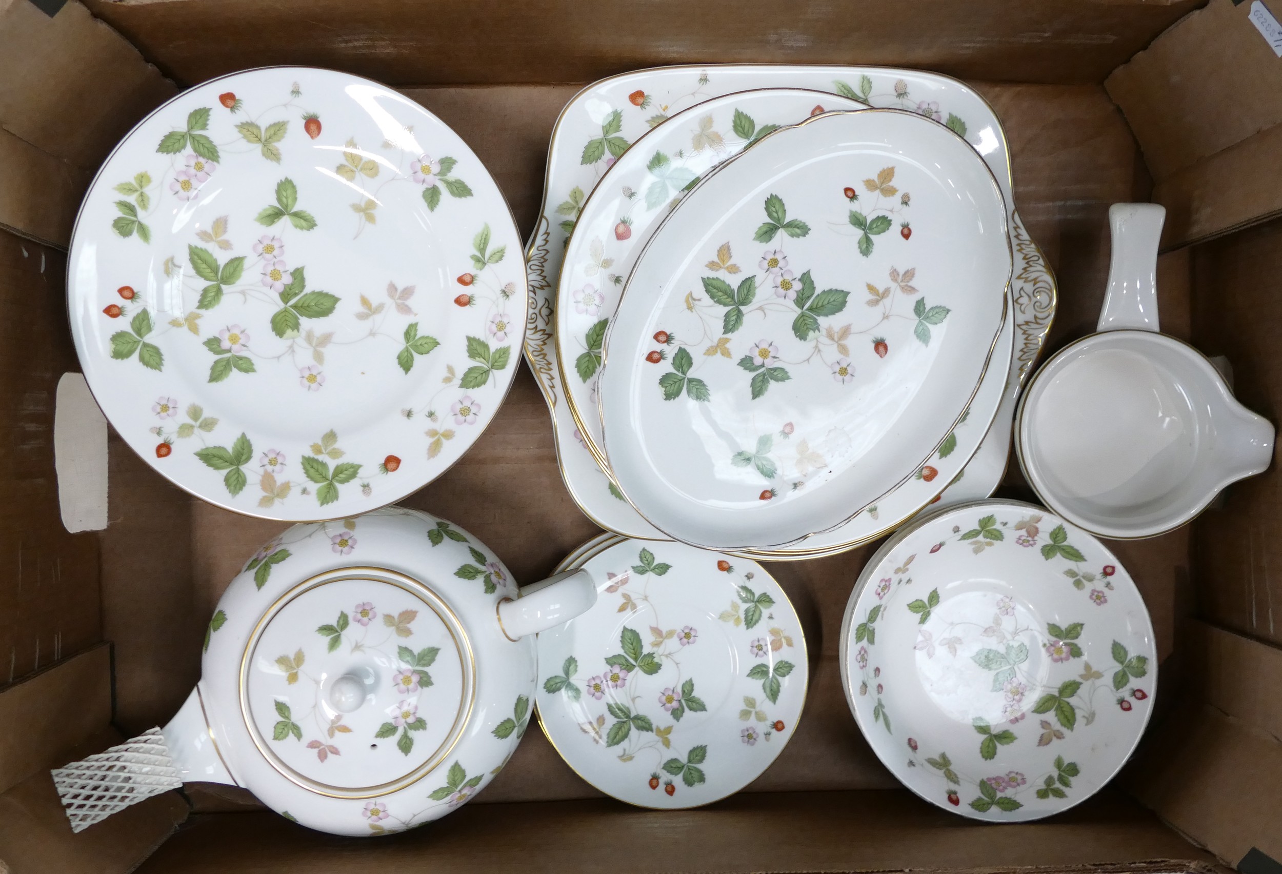 A collection of Wedgwood Wild Strawberry tea and dinner ware to include - 6 trios, sugar bowl, - Image 3 of 4