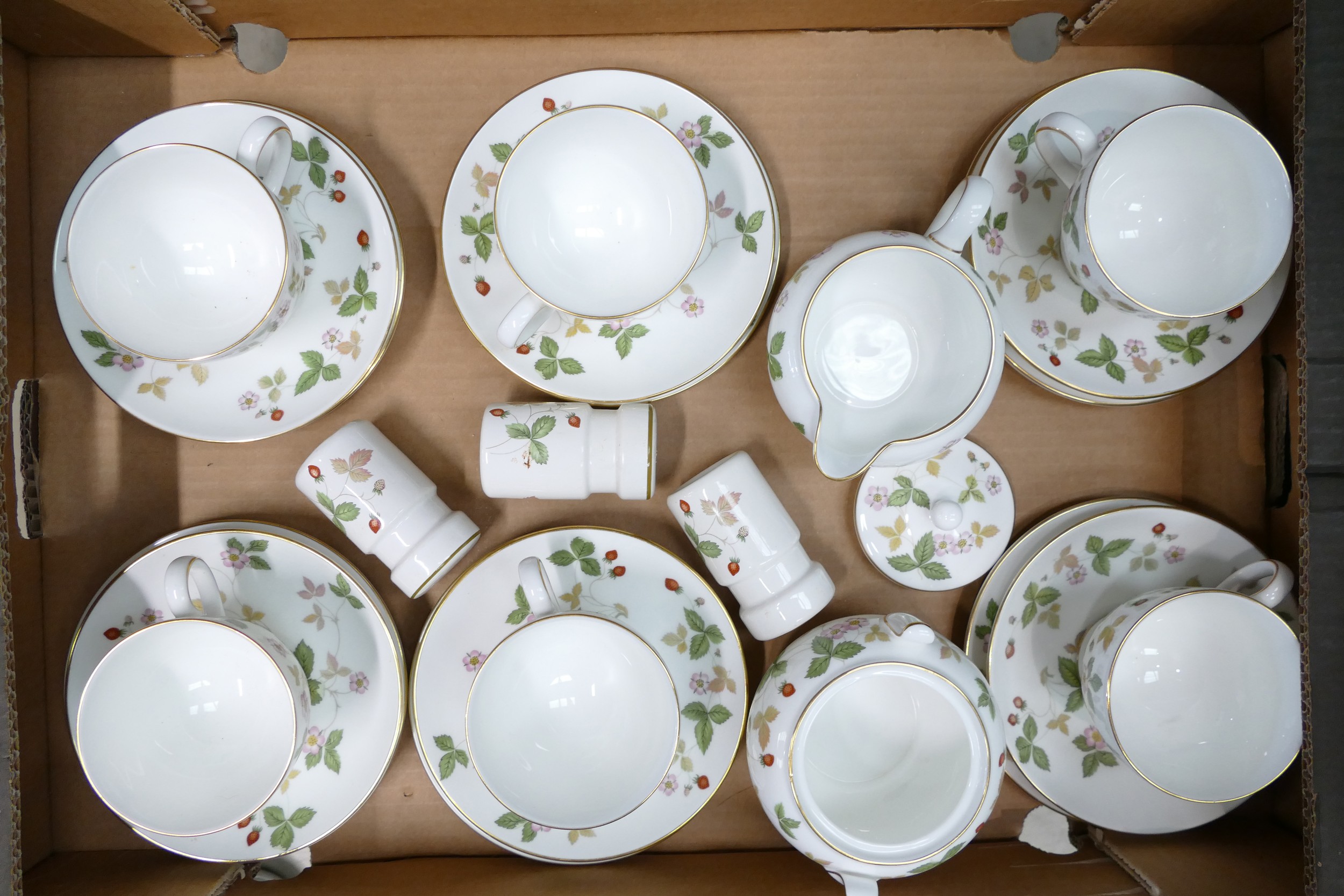 A collection of Wedgwood Wild Strawberry tea and dinner ware to include - 6 trios, sugar bowl, - Image 4 of 4