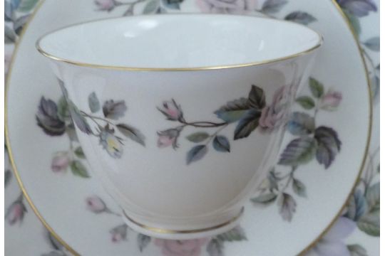 A collection of Royal Worcester June Garland tea and dinner ware to include - 1 oval platter, 6 - Image 1 of 3