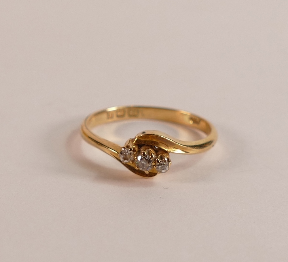 18ct gold three stone diamond ring, size M/N,2.5g.