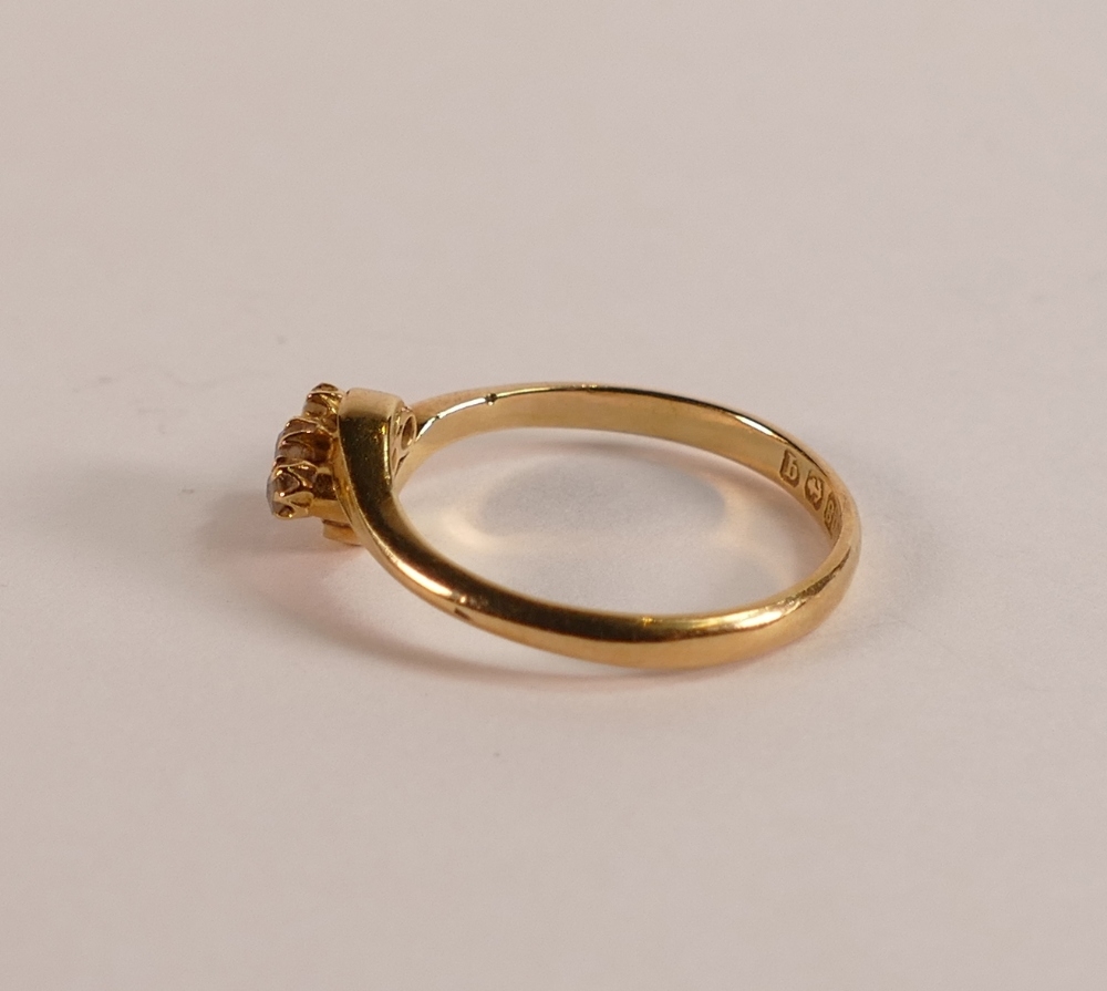 18ct gold three stone diamond ring, size M/N,2.5g. - Image 3 of 3