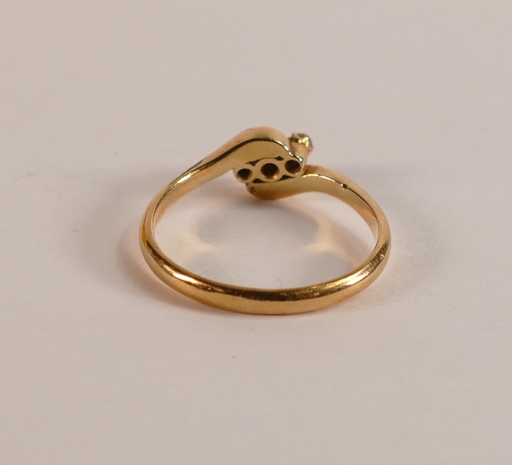 18ct gold three stone diamond ring, size M/N,2.5g. - Image 2 of 3