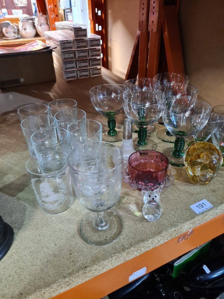 Mixed glassware mainly drinking vessels