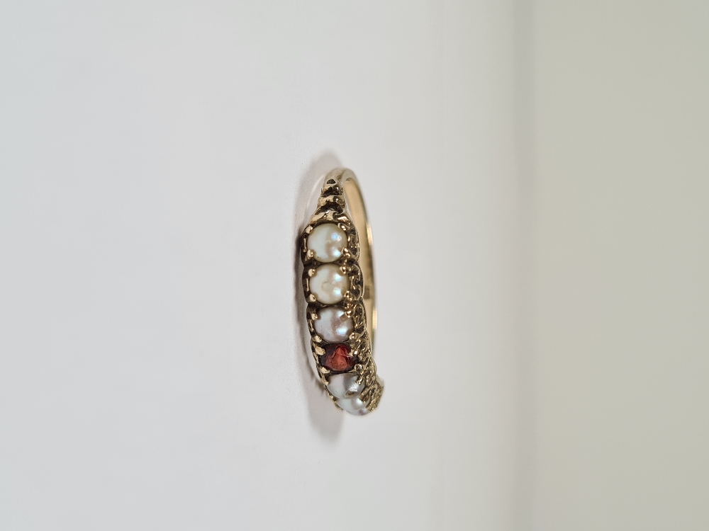 9ct yellow gold dress ring, with central garnet each side flanked 3 seed half pearls, size R/S, mark - Image 4 of 8