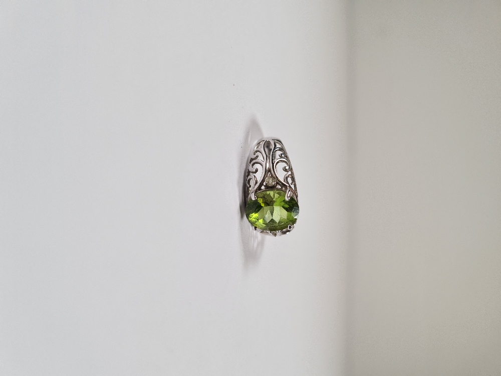 9ct white gold dress ring with oval mixed cut Peridot, each side set small diamond chips, on scrolli - Image 35 of 35