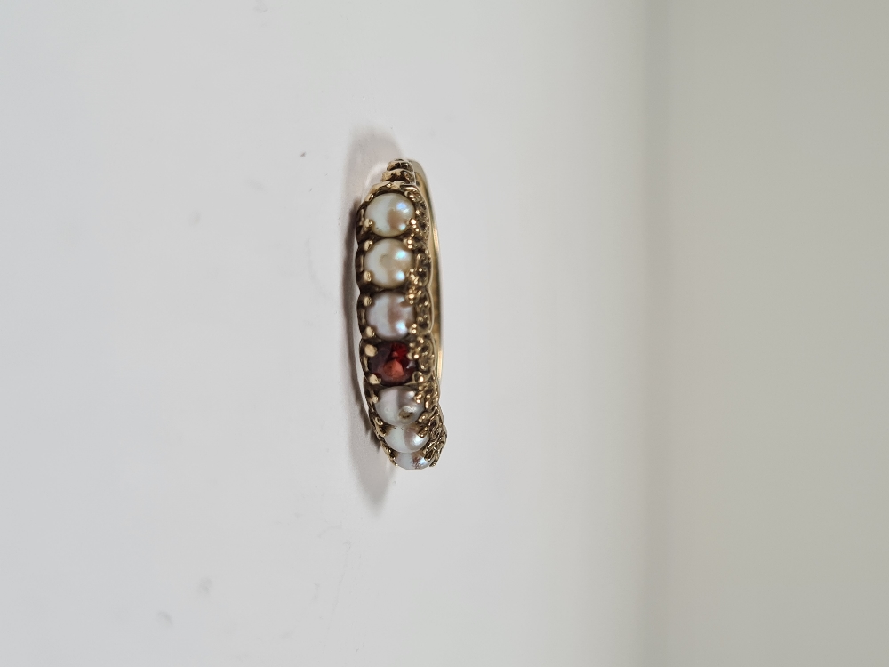 9ct yellow gold dress ring, with central garnet each side flanked 3 seed half pearls, size R/S, mark - Image 6 of 8