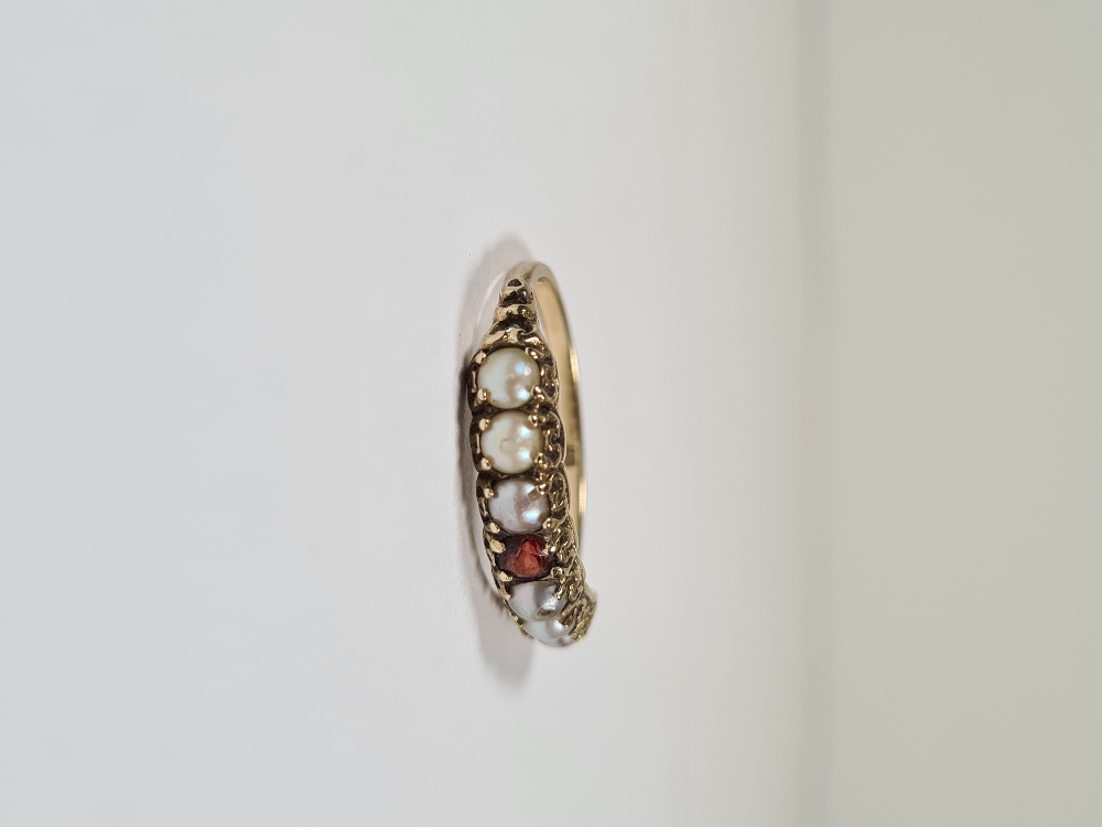 9ct yellow gold dress ring, with central garnet each side flanked 3 seed half pearls, size R/S, mark - Image 8 of 8