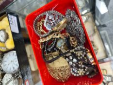 Small quantity of vintage costume jewellery including watches, brooches, etc