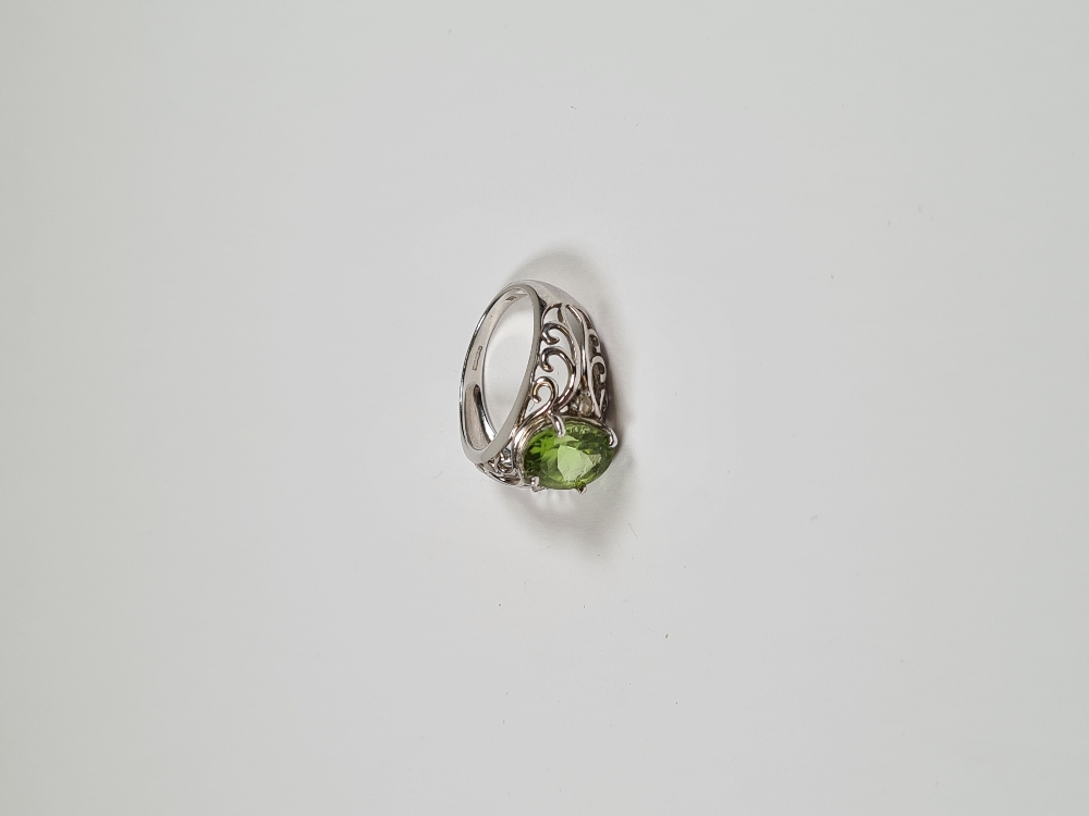 9ct white gold dress ring with oval mixed cut Peridot, each side set small diamond chips, on scrolli - Image 4 of 35