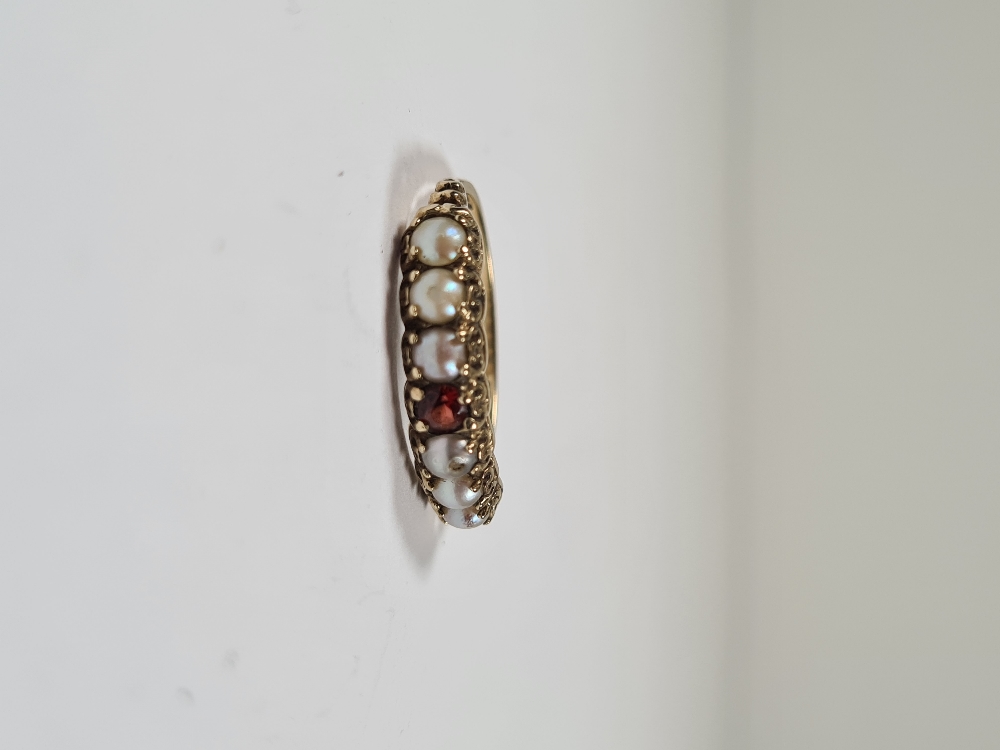 9ct yellow gold dress ring, with central garnet each side flanked 3 seed half pearls, size R/S, mark - Image 2 of 8