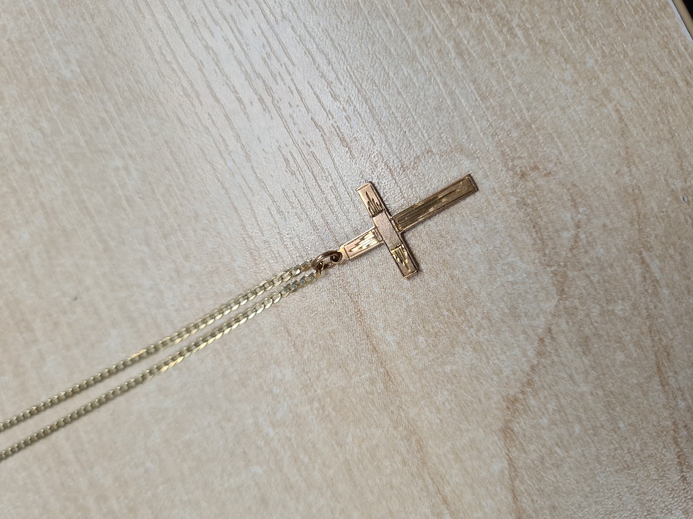 9ct yellow gold neckchain hung with a cross pendant and another chain AF, marked 3.5g - Image 4 of 4