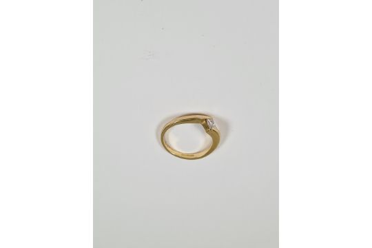 18ct yellow gold engagement ring in crossover design holding a square cut diamond (would fit togethe - Image 5 of 12