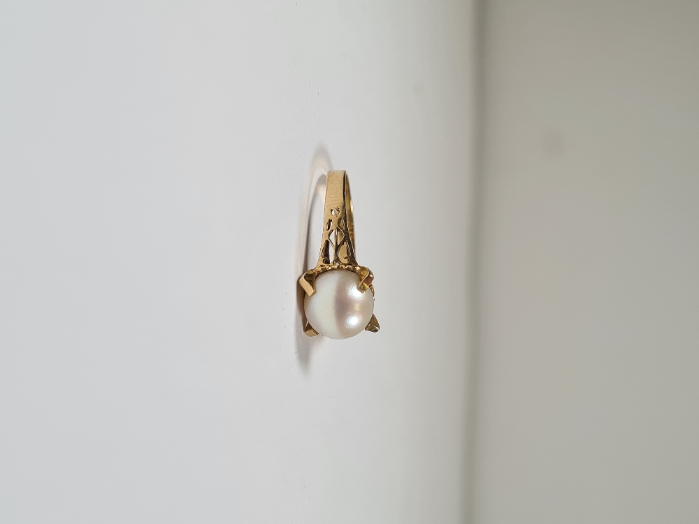 18K yellow gold dress ring with Pearl in 4 claw support, marked 18K, size O, approx 2.62g - Image 3 of 6