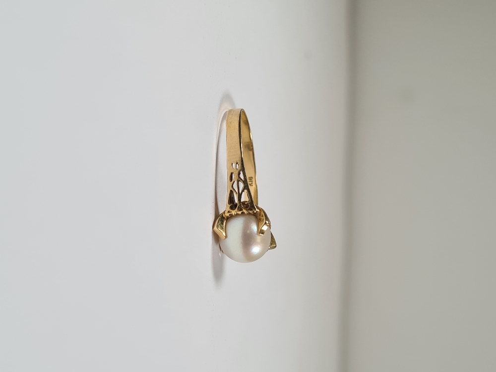 18K yellow gold dress ring with Pearl in 4 claw support, marked 18K, size O, approx 2.62g - Image 5 of 6