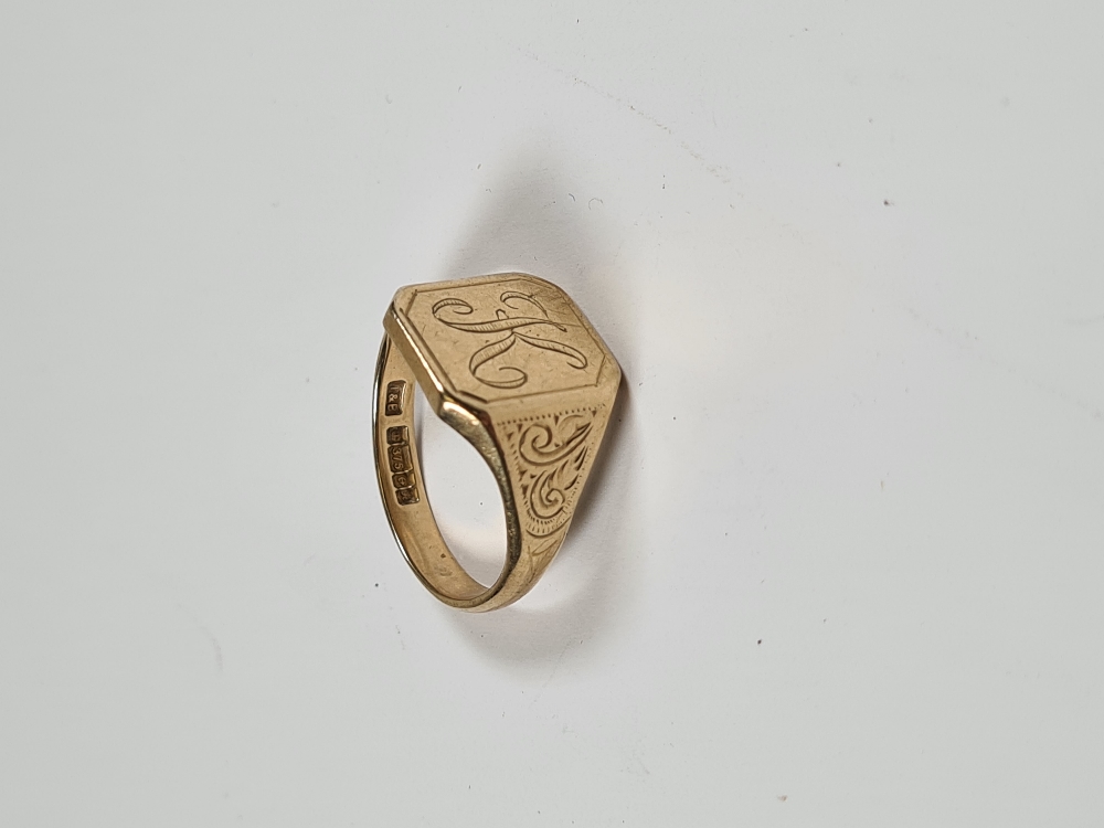9ct yellow gold signet ring, with tapered rectangular panel inscribed with the letter 'K', marked 37 - Image 2 of 5