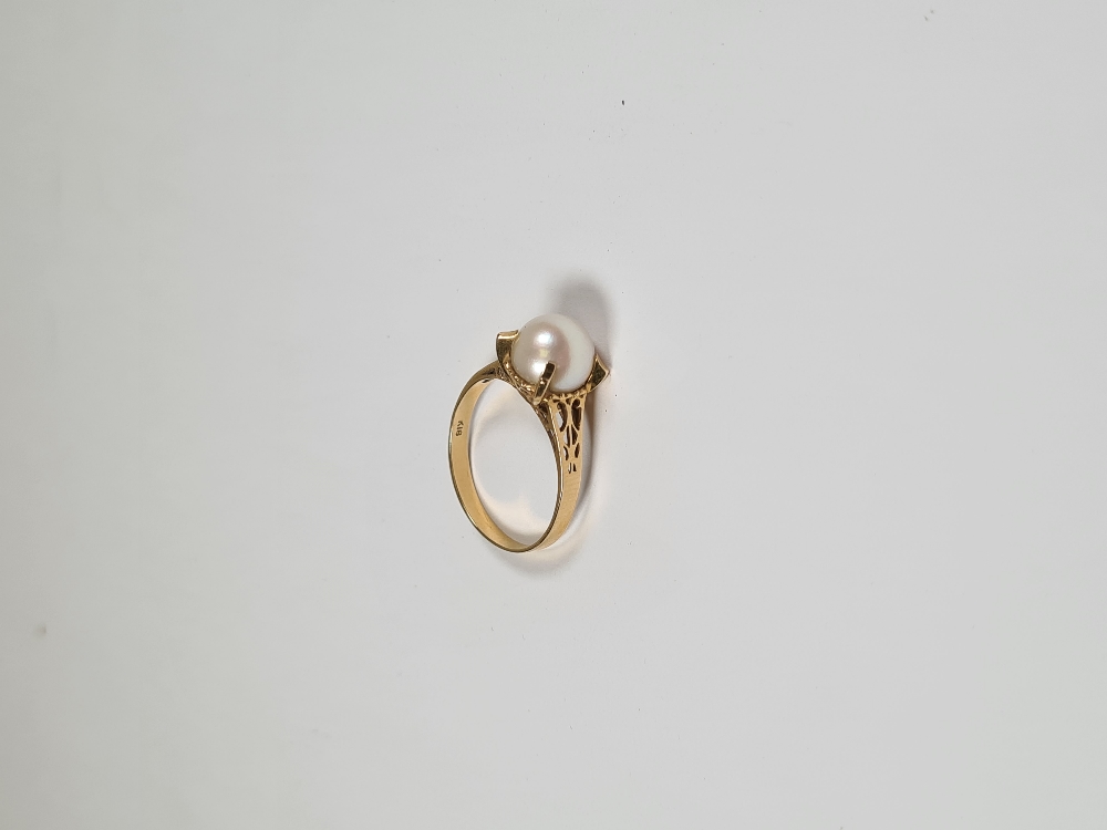 18K yellow gold dress ring with Pearl in 4 claw support, marked 18K, size O, approx 2.62g - Image 4 of 6