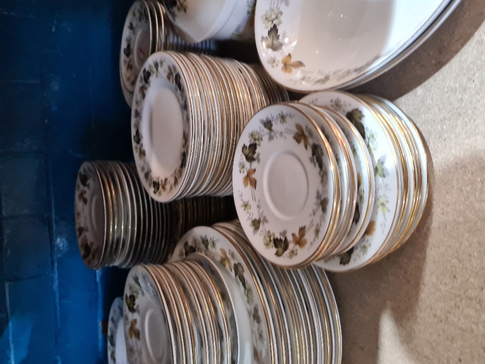A large quantity of Royal Doulton Larchmont pattern dinner and teaware - Image 2 of 9
