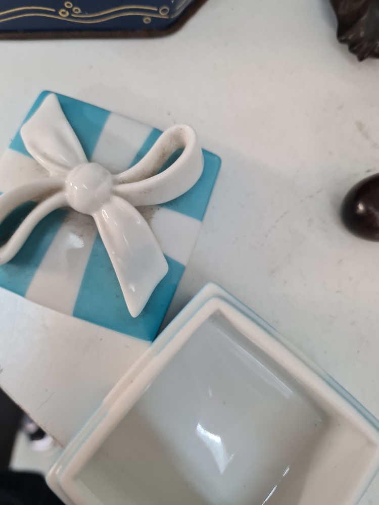 A Tiffany & Co porcelain box having bow decorated lid - Image 3 of 3