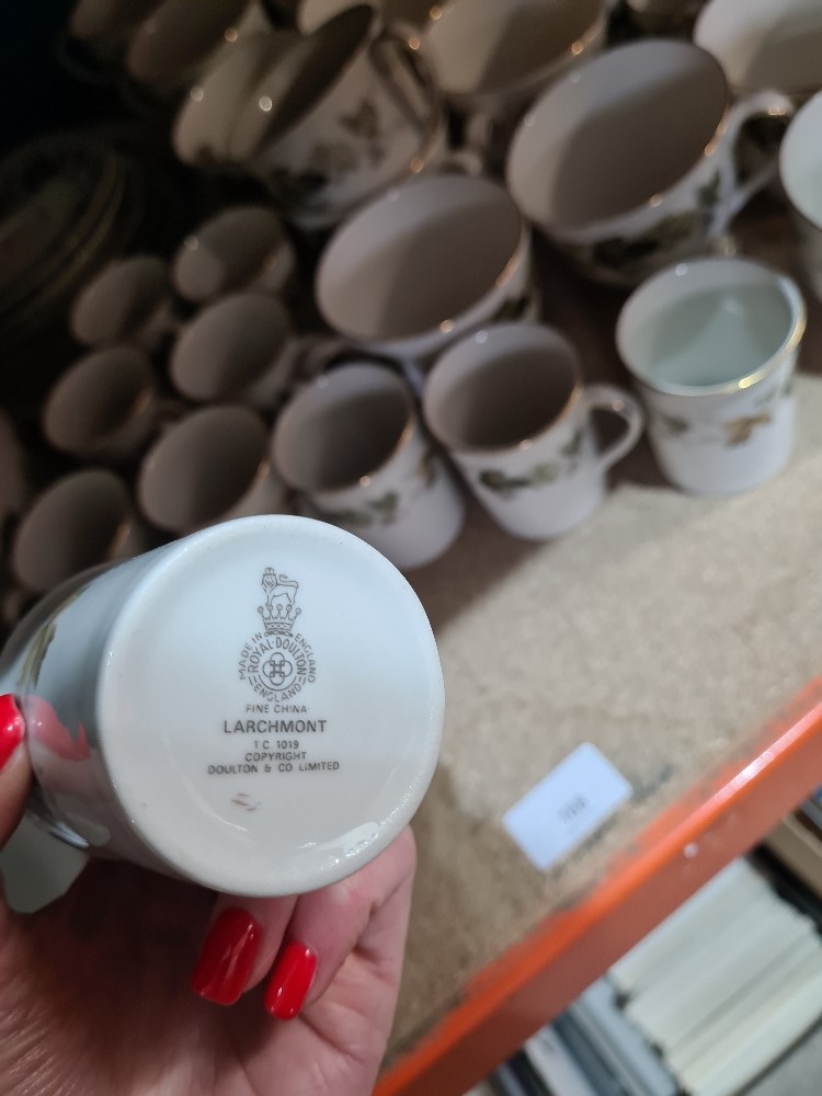 A large quantity of Royal Doulton Larchmont pattern dinner and teaware - Image 9 of 9