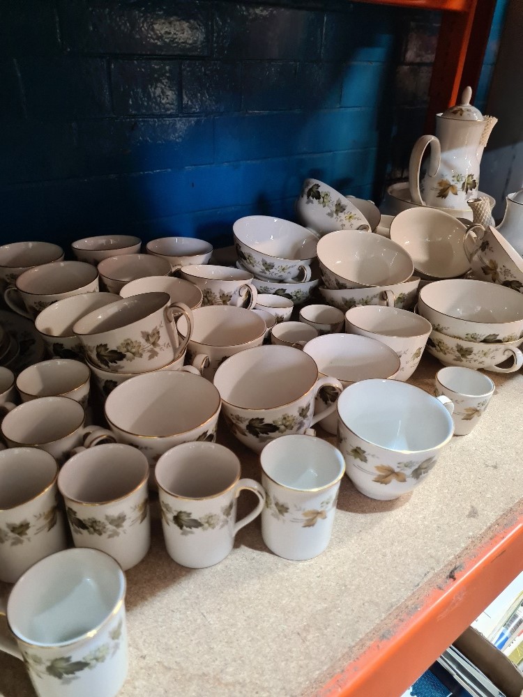 A large quantity of Royal Doulton Larchmont pattern dinner and teaware - Image 8 of 9