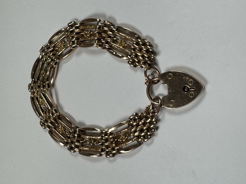 9ct yellow gold fancy gate link bracelet, with heart saped padlock clasp, marked 9c 16.5g - Image 2 of 3