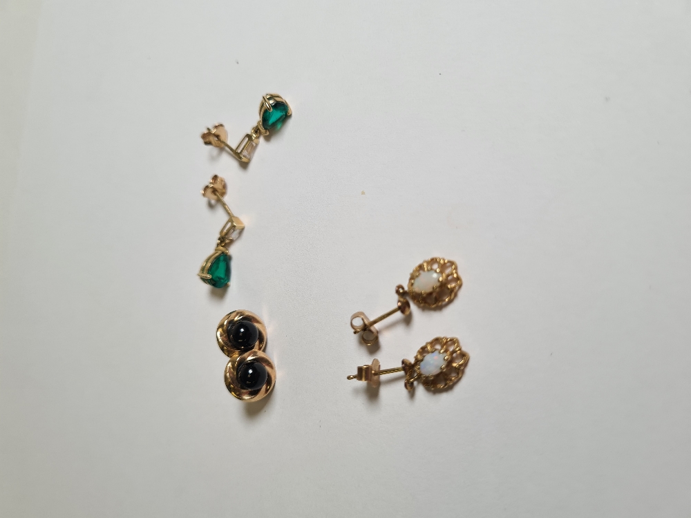 3 Pairs of 9ct gold earrings to incl. a pretty pair of white opal drop examples, all marked 3.3g - Image 3 of 6