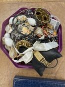 Tray of mixed modern and vintage costume jewellery