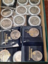 A tray of Commemorative Crowns - most uncirculated (approx 33)
