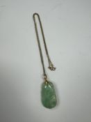 Fine 9ct yellow gold belcher chain hung with a jade pendant carved with birds, marked 375, gross 15.