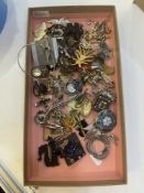 Tray of various costume jewellery to incl. brooches, earrings, bangle etc
