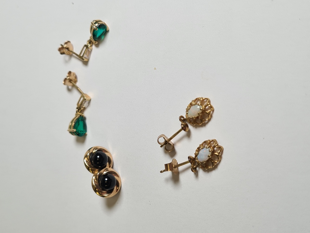 3 Pairs of 9ct gold earrings to incl. a pretty pair of white opal drop examples, all marked 3.3g - Image 2 of 6