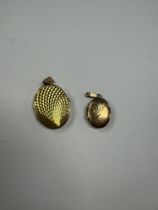 2 9ct yellow gold oval lockets, the largest 2.5cm, both marked 375, 7.8g