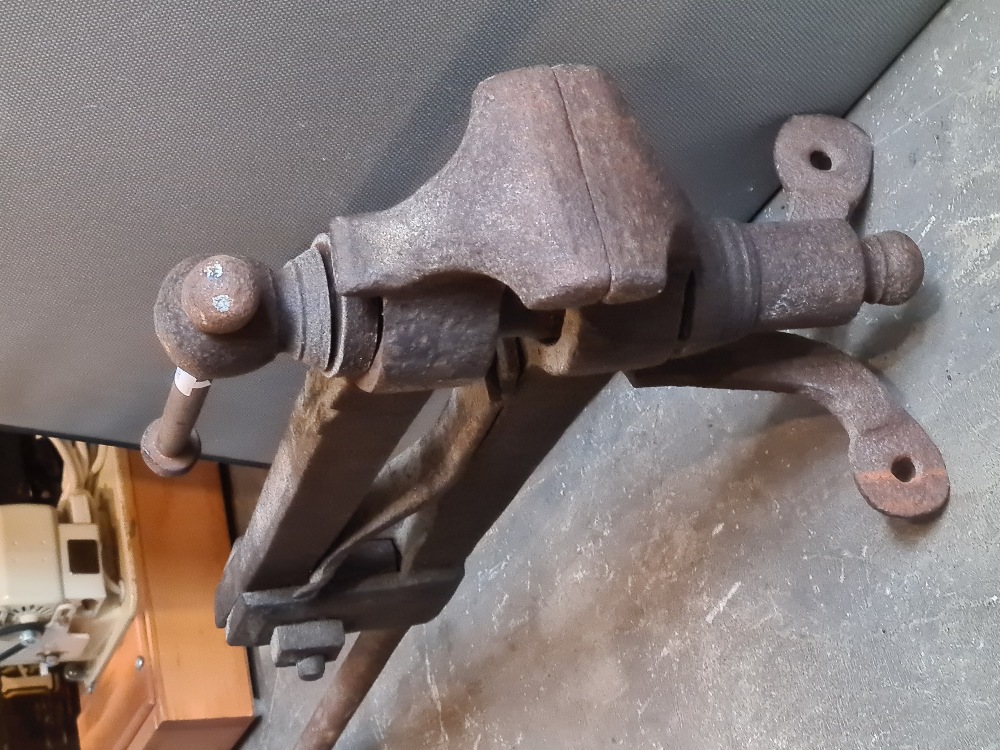 An old large cast iron vice, 103cms approx