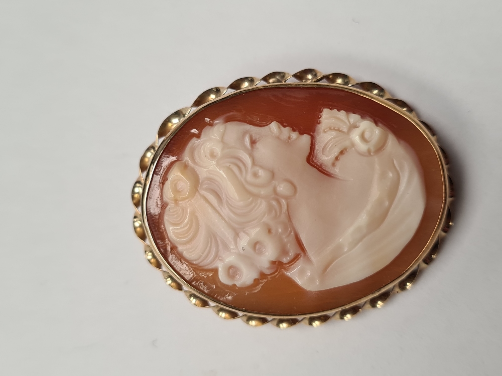 9ct yellow gold cameo brooch/pendant, carved shell side profile of a classical lady in 9ct gold twis - Image 3 of 4