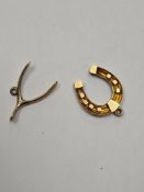 2 9ct gold charms, a horse shoe and a wishbone, 4.64g