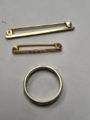 9ct and silver wedding band, marked 375, size M, 9ct gold bar brooch, marked 375 and another 9ct gol