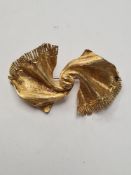 18ct gold brooch in the form of a twisted scarf, marked 750, 5cm 13.6g