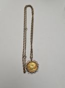 9ct yellow gold fancy link chain hung with a 9ct yellow gold mounted full sovereign, dated 1904, Syd