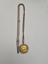 9ct yellow gold fancy link chain hung with a 9ct yellow gold mounted full sovereign, dated 1904, Syd