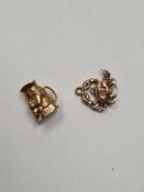 2 9ct gold charms, a Toby jug and a Crab, 3.88g