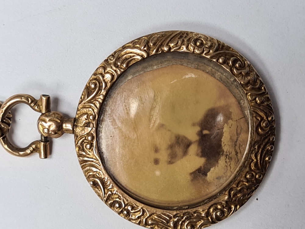 Unmarked yellow metal chain, probably 9ct gold, AF, broken link, hung with a circular pendant, locke - Image 2 of 3